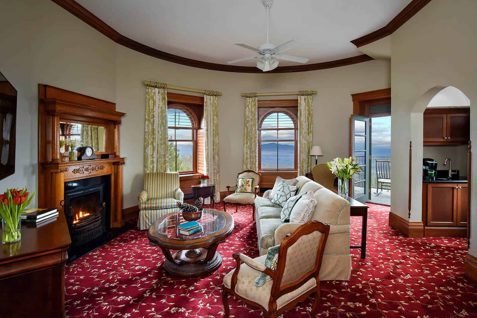 Victorian Mountain View Suite Living