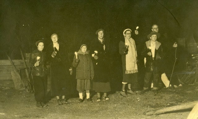 Smiley family caroling c1935